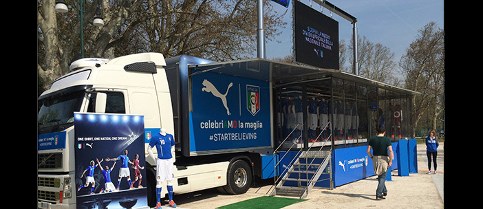 truck hospitality con maxischermo in tour per presentazione maglia nazionale di calcio italiana